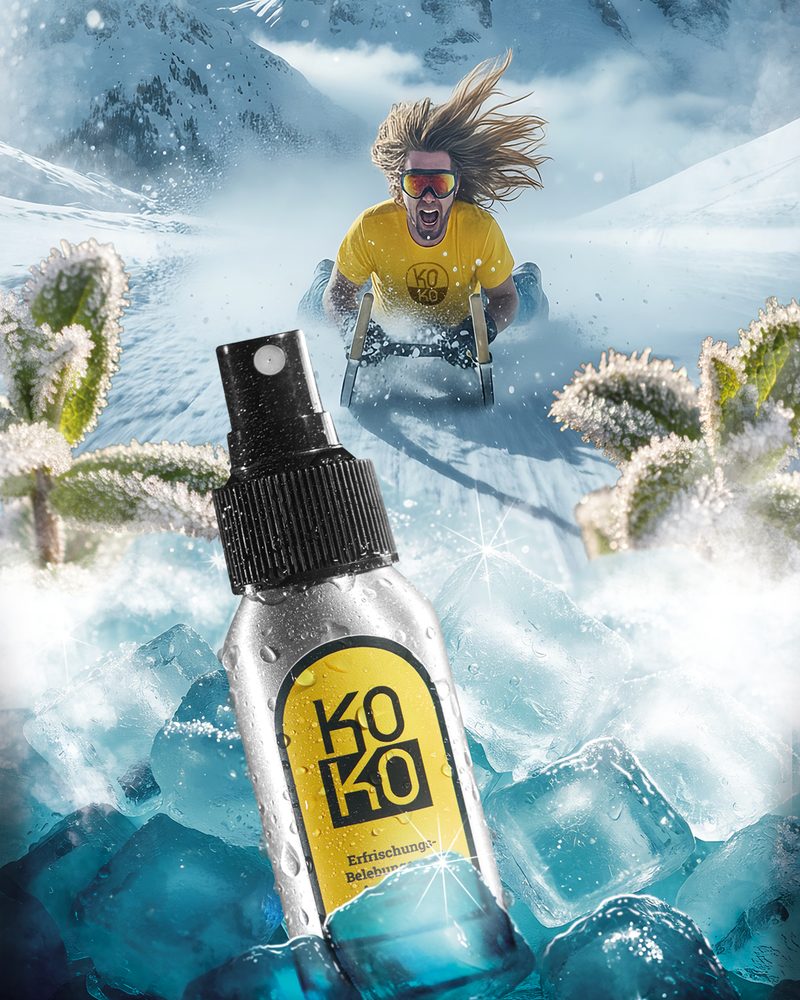 Kampagnenmotiv: Ein Rodler im gelben KoKo-Shirt saust einen verschneiten Berghang hinab, im Vordergrund steckt die KoKo-Sprühflasche zwischen Eiswürfeln und frostiger Minze