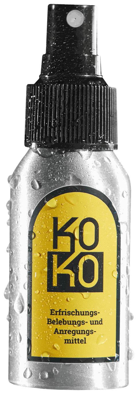 KoKo-Sprühflasche aus Aluminium, 50 ml, mit schwarzem Pumpzerstäuber und gelbem KoKo-Etikett, von Wassertropfen benetzt