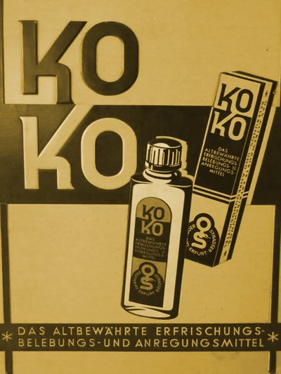 Historisches Werbeplakat: großer KoKo-Schriftzug, Glasflasche und Faltschachtel der Gebrüder Strasser aus Erfurt, darunter die Zeile „Das altbewährte Erfrischungs-, Belebungs- und Anregungsmittel“